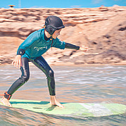 Bambini che fanno surf a Fuerteventura