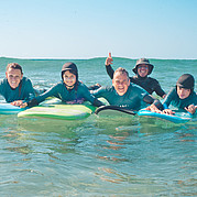 famiglia di surfisti felici