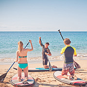L'istruttore di surf SUP spiega la tecnica del paddle