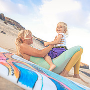 Surfcamp per famiglie, madre e figlia sulla spiaggia del surf