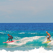 istruttore di surf e surf degli studenti sulla stessa onda