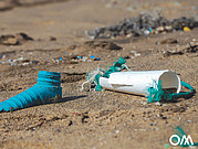 Bottiglia di plastica nella sabbia