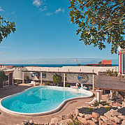 [Translate to Italiano:] Surf Camp Fuerteventura, Surf Villa La Pared mit Pool