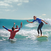 High Five con l'istruttore di surf