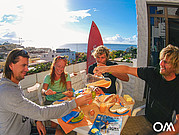 partecipanti surfcamp fare colazione sul balcone