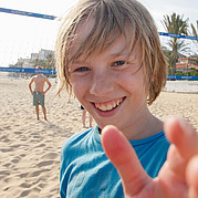 Surfcamp per famiglie, beach volley sulla spiaggia