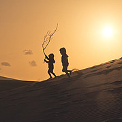 Bambini sulle dune di sabbia a Fuerteventura