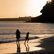 Surfcamp per famiglie, ragazze sulla spiaggia di Morro Jable